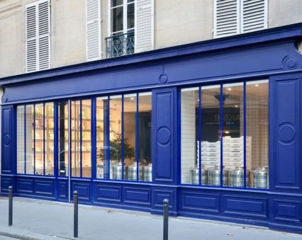 Devanture de boutique parisienne avec vitrine