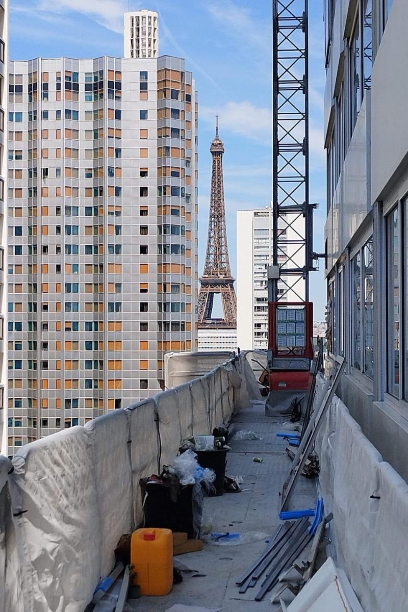 Chantier CapAlu en façade d'immeuble à Paris, vue sur la tour Eiffel